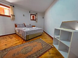 Dort Mevsim Evi