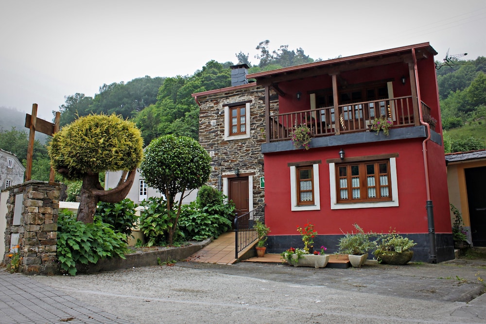 Apartamentos El Llago