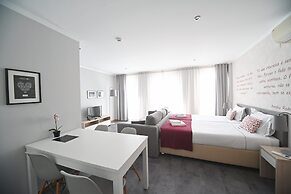 Famous Crows Lisbon Suites