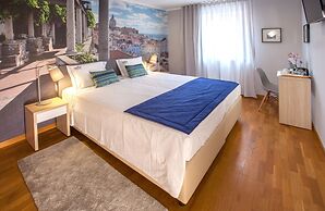 Famous Crows Lisbon Suites