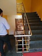 Iroomz Hotel Gananjaya - Hostel