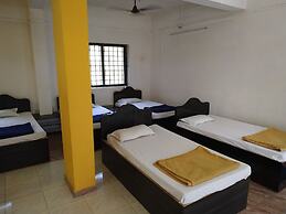 Iroomz Hotel Gananjaya - Hostel