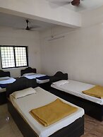 Iroomz Hotel Gananjaya - Hostel