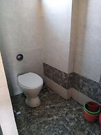Iroomz Hotel Gananjaya - Hostel