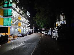 Iroomz Hotel Gananjaya - Hostel