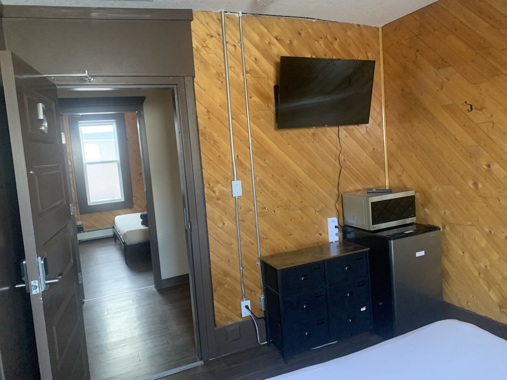 Party Hostel- Canmore Hotel Hostel