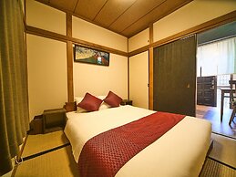 KAGURAZAKA RETRO BAR & HOTEL