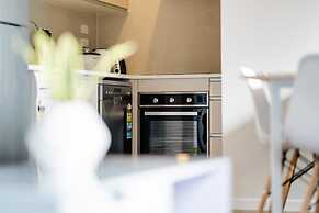 Takapuna Central Spacious & New Home 3