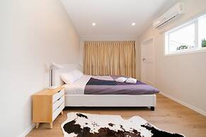 Takapuna Central Spacious & New Home 3