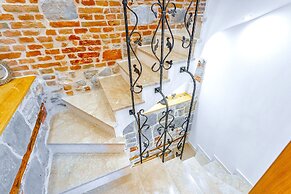 L U X E Split Luxury Rooms