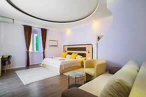 L U X E Split Luxury Rooms