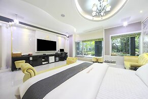 Renaissance Hotel