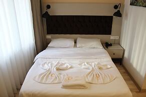 The Lola Hotel