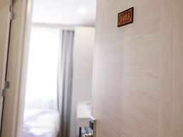 The Lola Hotel