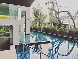 The Lux Ladprao 10