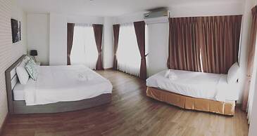 The Lux Ladprao 10