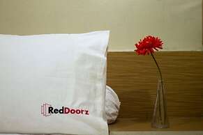 RedDoorz Plus @ Radio Dalam 2