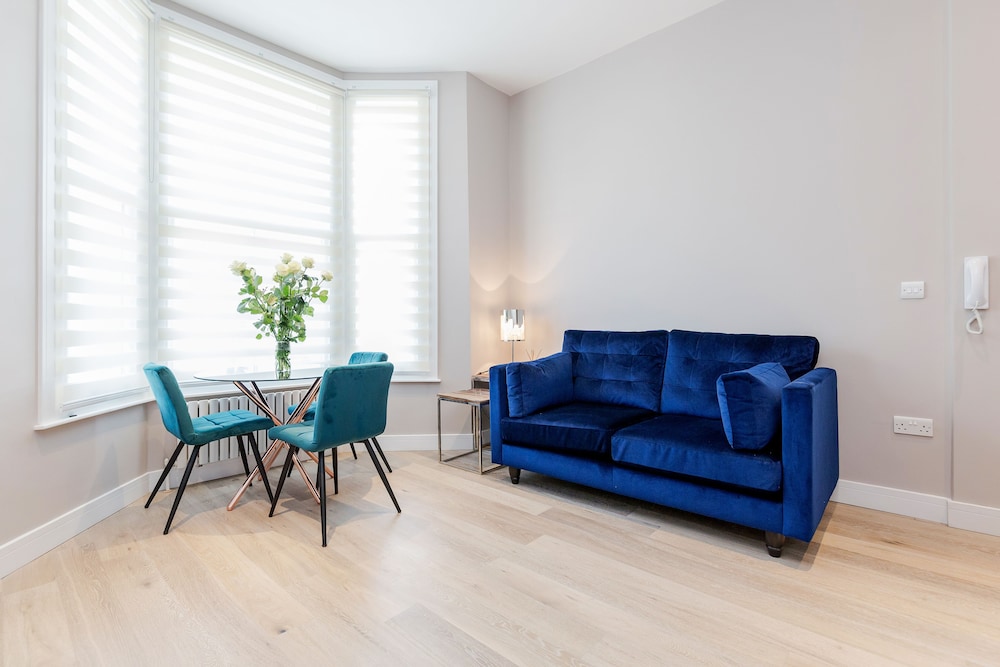 Stylish 2bed 2bath in Notting Hill