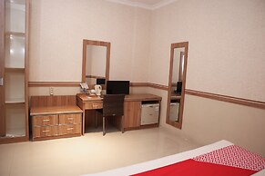 OYO 742 Mona Plaza Hotel