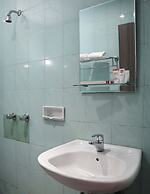 OYO 742 Mona Plaza Hotel