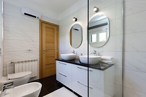 Luxury beach apartment private parking