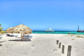 Dapper Beachfront 2 Bedroom Apartment - D201