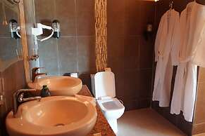 Emayian Luxury Camp