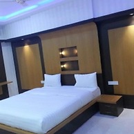 Iroomz Hotel SR Grand