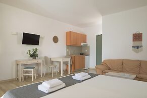 Reina Apartments