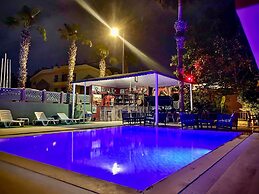El Latino Otel