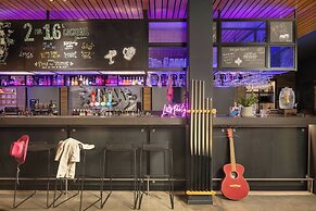 Moxy York
