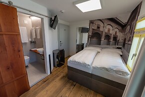BS16 HOTEL