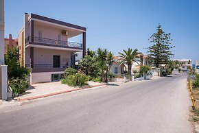 Steps to the Beach Spacious Home-Parking