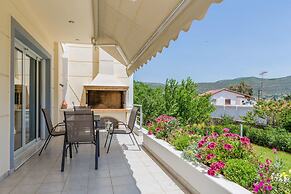 Bright & Spacious two-floor Family Garden Home