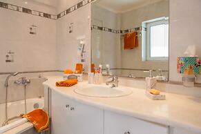 Bright & Spacious two-floor Family Garden Home