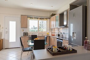 Bright & Spacious two-floor Family Garden Home