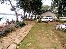 Ssese Islands Beach Hotel - Hostel