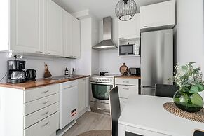 Spacious Downtown Apt with Balcony that Hosts 10