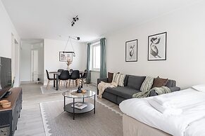 Spacious Downtown Apt with Balcony that Hosts 10