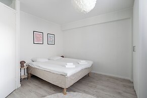 Spacious Downtown Apt with Balcony that Hosts 10