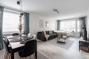 Spacious Downtown Apt with Balcony that Hosts 10