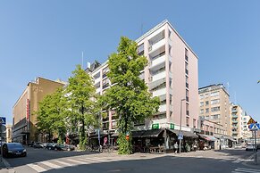 Spacious Downtown Apt with Balcony that Hosts 10