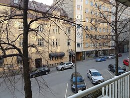 Spacious Downtown Apt with Balcony that Hosts 10