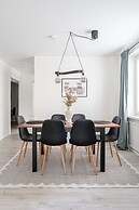 Spacious Downtown Apt with Balcony that Hosts 10