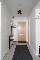 Spacious Downtown Apt with Balcony that Hosts 10