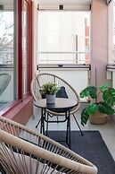 Spacious Downtown Apt with Balcony that Hosts 10