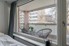 Spacious Downtown Apt with Balcony that Hosts 10
