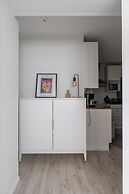 Spacious Downtown Apt with Balcony that Hosts 10