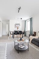 Spacious Downtown Apt with Balcony that Hosts 10