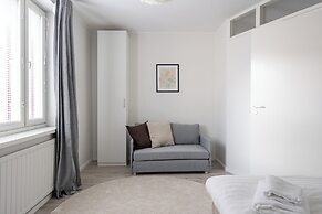 Spacious Downtown Apt with Balcony that Hosts 10